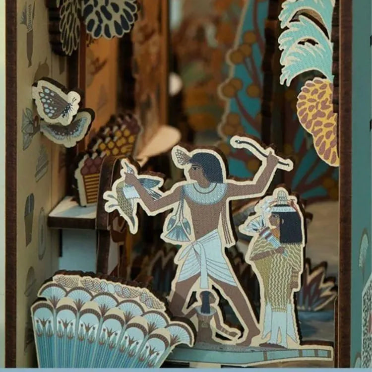 Booknook - Nebamun's Garden, un kit créatif pour construire un diorama miniature. Parfait pour décorer une bibliothèque ou comme cadeau original pour un amoureux des livres. Par Nookette.
