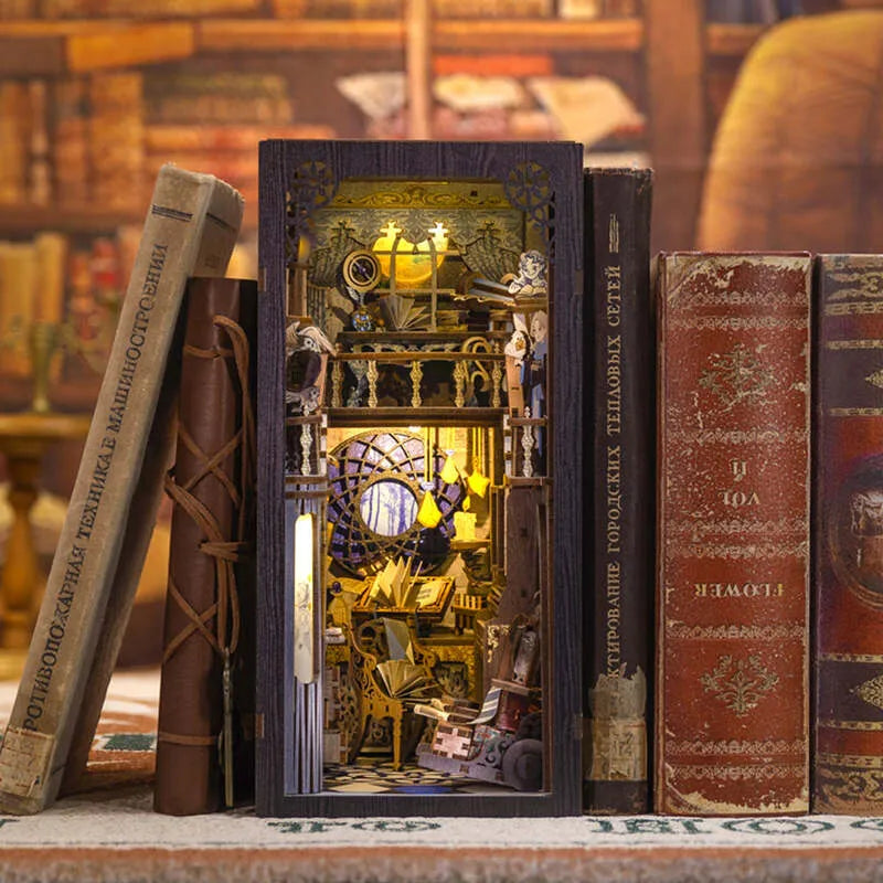 Book Nook | Nebula Common Room, un kit créatif pour construire un diorama miniature. Parfait pour décorer une bibliothèque ou comme cadeau original pour un amoureux des livres. Par Nookette.