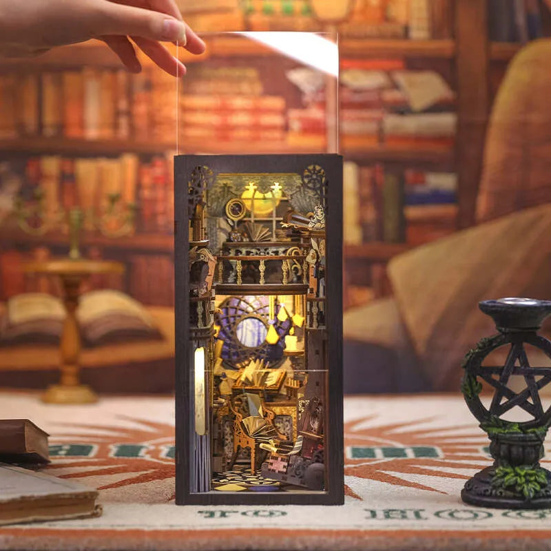 Book Nook | Nebula Common Room, un kit créatif pour construire un diorama miniature. Parfait pour décorer une bibliothèque ou comme cadeau original pour un amoureux des livres. Par Nookette.