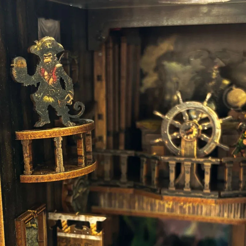 Book Nook - New World Ghost Ship, un kit créatif pour construire un diorama miniature. Parfait pour décorer une bibliothèque ou comme cadeau original pour un amoureux des livres. Par Nookette.