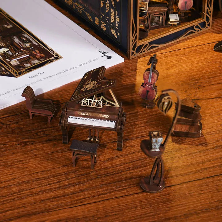 Booknook - Nightingale Harp Room, un kit créatif pour construire un diorama miniature. Parfait pour décorer une bibliothèque ou comme cadeau original pour un amoureux des livres. Par Nookette.