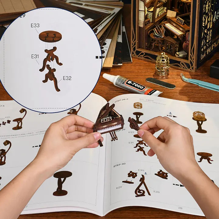 Booknook - Nightingale Harp Room, un kit créatif pour construire un diorama miniature. Parfait pour décorer une bibliothèque ou comme cadeau original pour un amoureux des livres. Par Nookette.