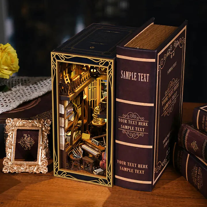 Booknook - Nightingale Harp Room, un kit créatif pour construire un diorama miniature. Parfait pour décorer une bibliothèque ou comme cadeau original pour un amoureux des livres. Par Nookette.