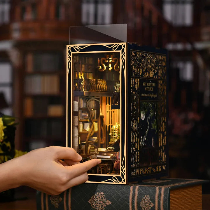 Booknook - Nightingale Harp Room, un kit créatif pour construire un diorama miniature. Parfait pour décorer une bibliothèque ou comme cadeau original pour un amoureux des livres. Par Nookette.