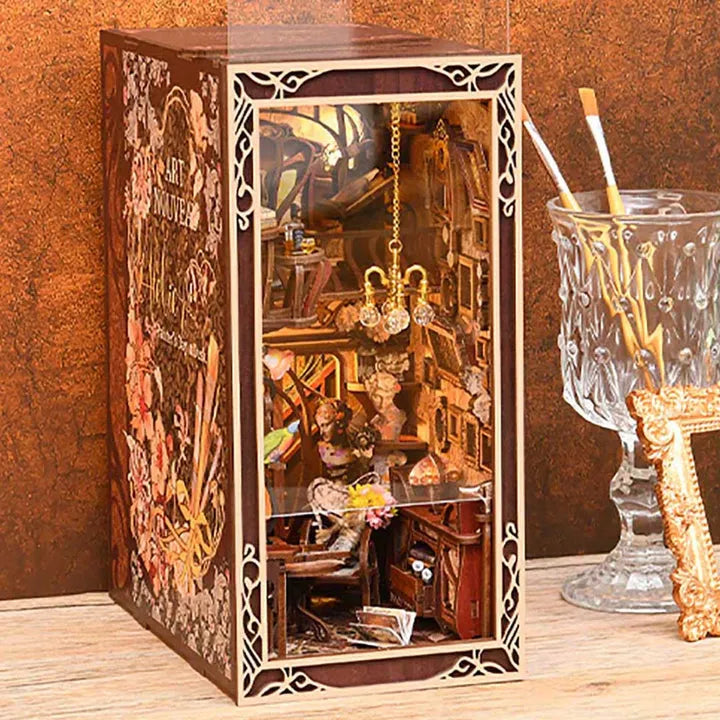 Book Nook - Painter's Day At Dusk, un kit créatif pour construire un diorama miniature. Parfait pour décorer une bibliothèque ou comme cadeau original pour un amoureux des livres. Par Nookette.