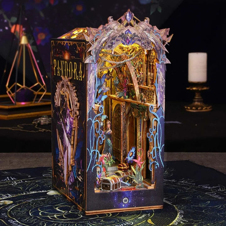 Book Nook - Pandora's Box, un kit créatif pour construire un diorama miniature. Parfait pour décorer une bibliothèque ou comme cadeau original pour un amoureux des livres. Par Nookette.