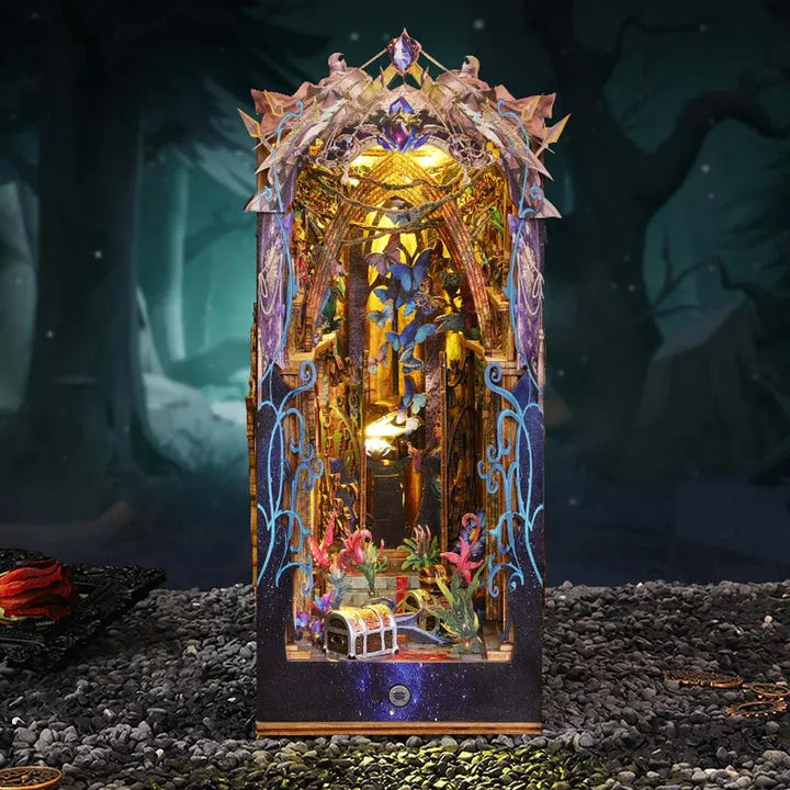 Book Nook - Pandora's Box, un kit créatif pour construire un diorama miniature. Parfait pour décorer une bibliothèque ou comme cadeau original pour un amoureux des livres. Par Nookette.