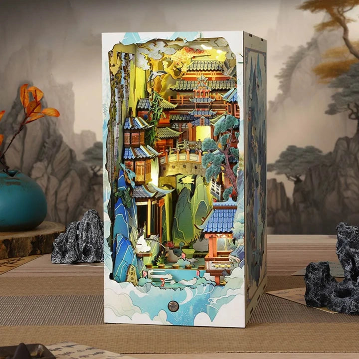 Book Nook - Penglai Wonderland, un kit créatif pour construire un diorama miniature. Parfait pour décorer une bibliothèque ou comme cadeau original pour un amoureux des livres. Par Nookette.