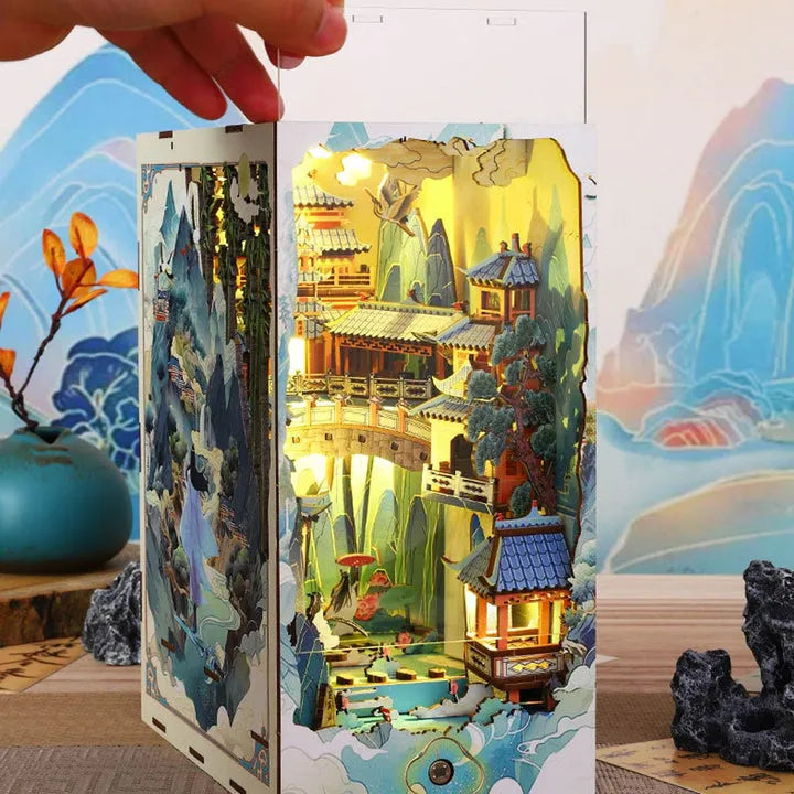 Book Nook - Penglai Wonderland, un kit créatif pour construire un diorama miniature. Parfait pour décorer une bibliothèque ou comme cadeau original pour un amoureux des livres. Par Nookette.