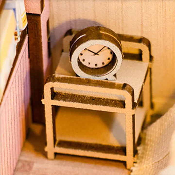 Book Nook - Pink Loft, un kit créatif pour construire un diorama miniature. Parfait pour décorer une bibliothèque ou comme cadeau original pour un amoureux des livres. Par Nookette.