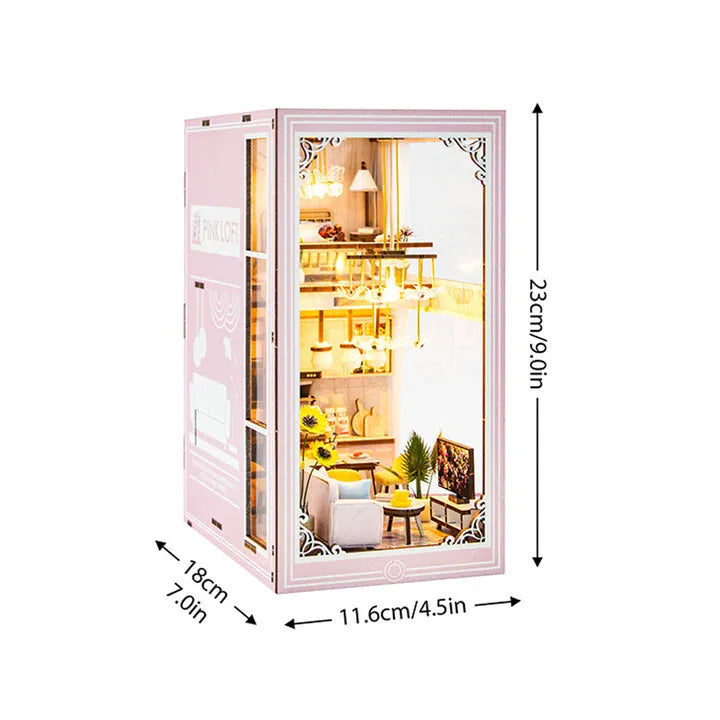 Book Nook - Pink Loft, un kit créatif pour construire un diorama miniature. Parfait pour décorer une bibliothèque ou comme cadeau original pour un amoureux des livres. Par Nookette.