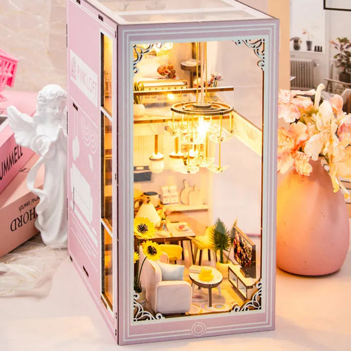 Book Nook - Pink Loft, un kit créatif pour construire un diorama miniature. Parfait pour décorer une bibliothèque ou comme cadeau original pour un amoureux des livres. Par Nookette.