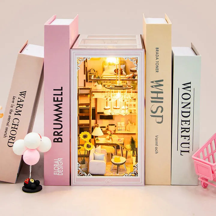 Book Nook - Pink Loft, un kit créatif pour construire un diorama miniature. Parfait pour décorer une bibliothèque ou comme cadeau original pour un amoureux des livres. Par Nookette.