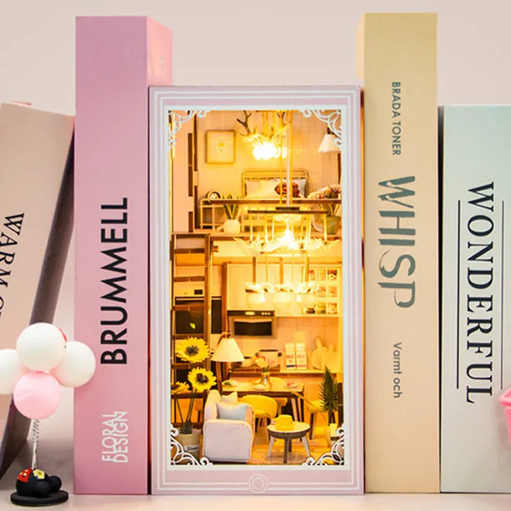 Book Nook - Pink Loft, un kit créatif pour construire un diorama miniature. Parfait pour décorer une bibliothèque ou comme cadeau original pour un amoureux des livres. Par Nookette.