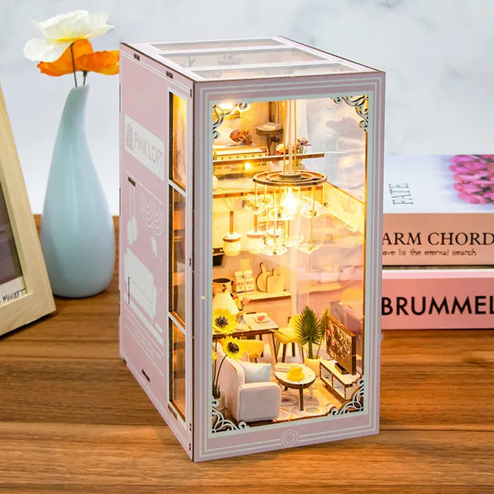 Book Nook - Pink Loft, un kit créatif pour construire un diorama miniature. Parfait pour décorer une bibliothèque ou comme cadeau original pour un amoureux des livres. Par Nookette.