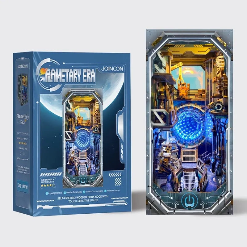 Book Nook - Planetary Era, un kit créatif pour construire un diorama miniature. Parfait pour décorer une bibliothèque ou comme cadeau original pour un amoureux des livres. Par Nookette.