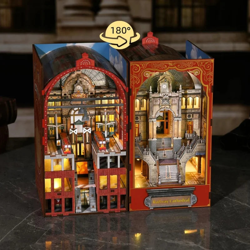 Booknook - Railway Cathedral, un kit créatif pour construire un diorama miniature. Parfait pour décorer une bibliothèque ou comme cadeau original pour un amoureux des livres. Par Nookette.