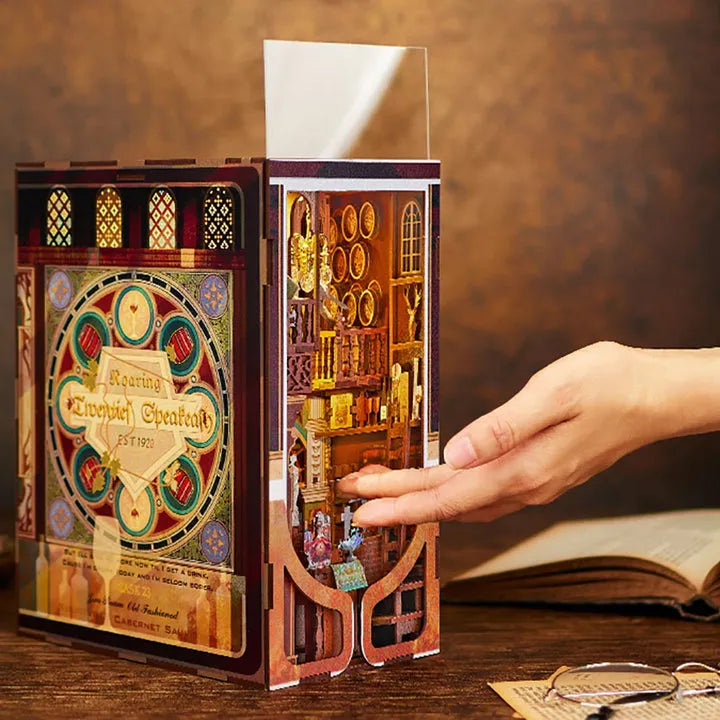 Book Nook - Roaring Twenties Speakeasy, un kit créatif pour construire un diorama miniature. Parfait pour décorer une bibliothèque ou comme cadeau original pour un amoureux des livres. Par Nookette.