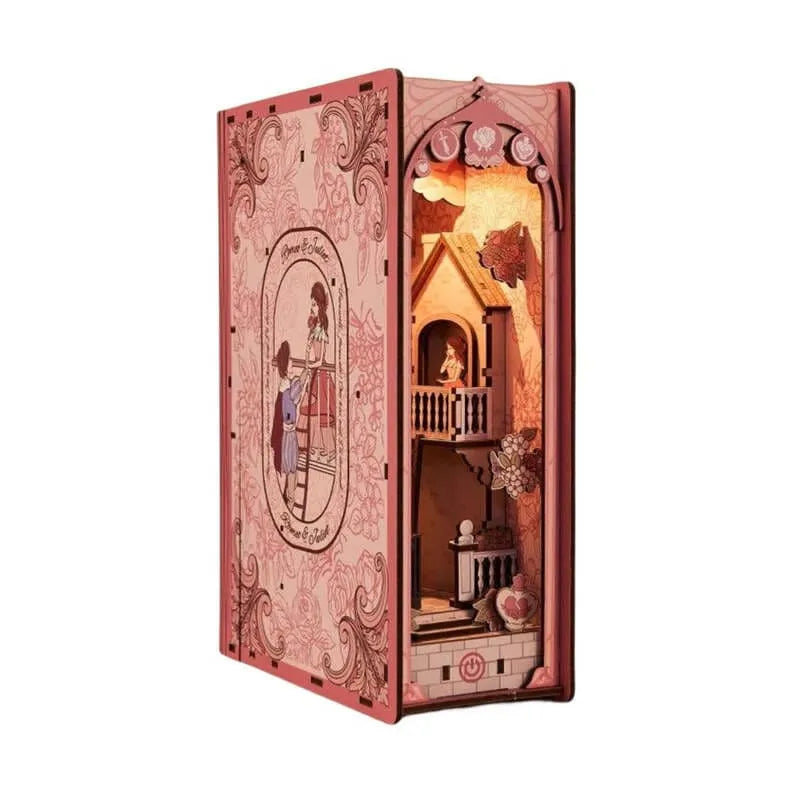 Booknook - Romeo and Juliet, un kit créatif pour construire un diorama miniature. Parfait pour décorer une bibliothèque ou comme cadeau original pour un amoureux des livres. Par Nookette.