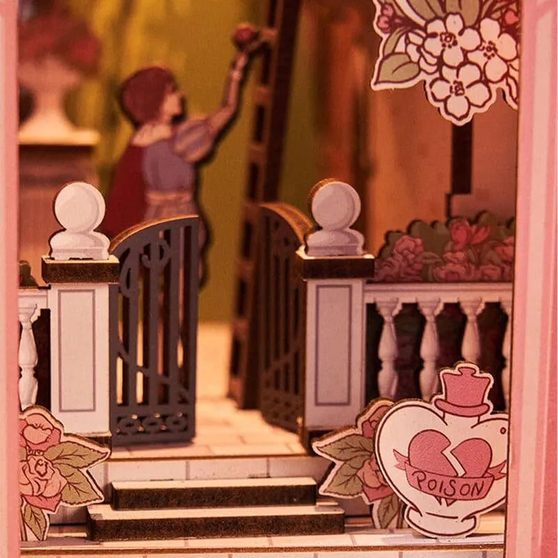 Booknook - Romeo and Juliet, un kit créatif pour construire un diorama miniature. Parfait pour décorer une bibliothèque ou comme cadeau original pour un amoureux des livres. Par Nookette.