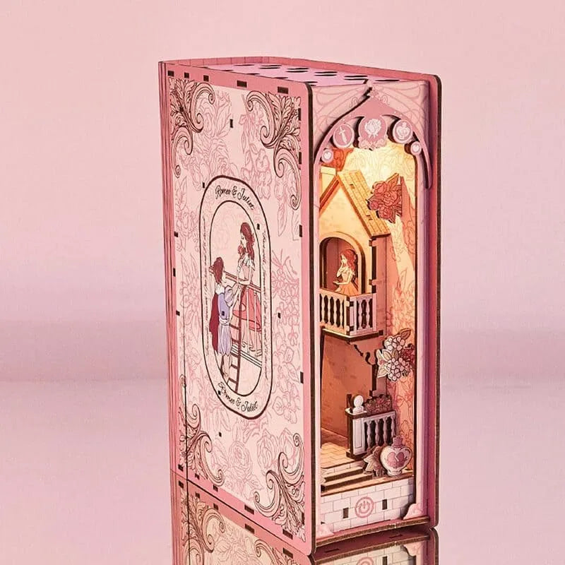 Booknook - Romeo and Juliet, un kit créatif pour construire un diorama miniature. Parfait pour décorer une bibliothèque ou comme cadeau original pour un amoureux des livres. Par Nookette.