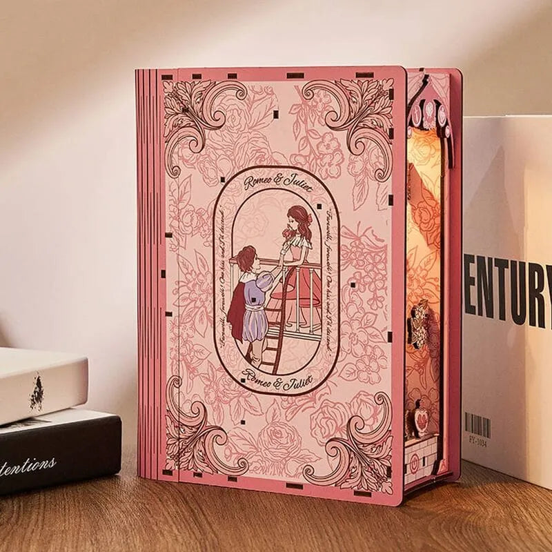 Booknook - Romeo and Juliet, un kit créatif pour construire un diorama miniature. Parfait pour décorer une bibliothèque ou comme cadeau original pour un amoureux des livres. Par Nookette.