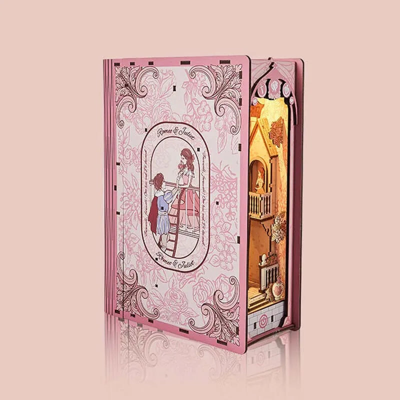 Booknook - Romeo and Juliet, un kit créatif pour construire un diorama miniature. Parfait pour décorer une bibliothèque ou comme cadeau original pour un amoureux des livres. Par Nookette.