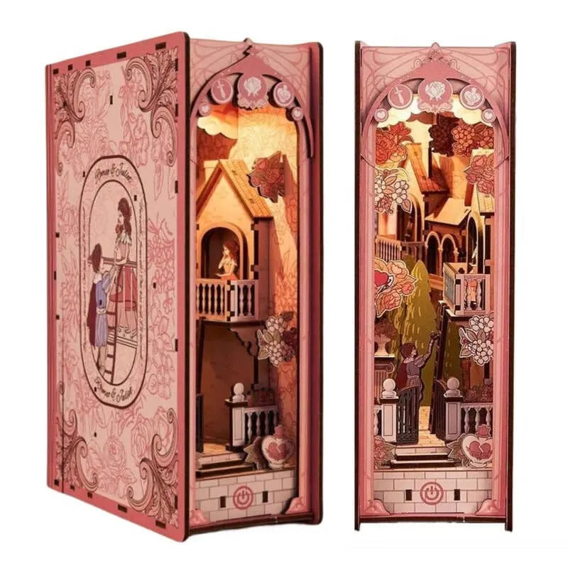 Booknook - Romeo and Juliet, un kit créatif pour construire un diorama miniature. Parfait pour décorer une bibliothèque ou comme cadeau original pour un amoureux des livres. Par Nookette.