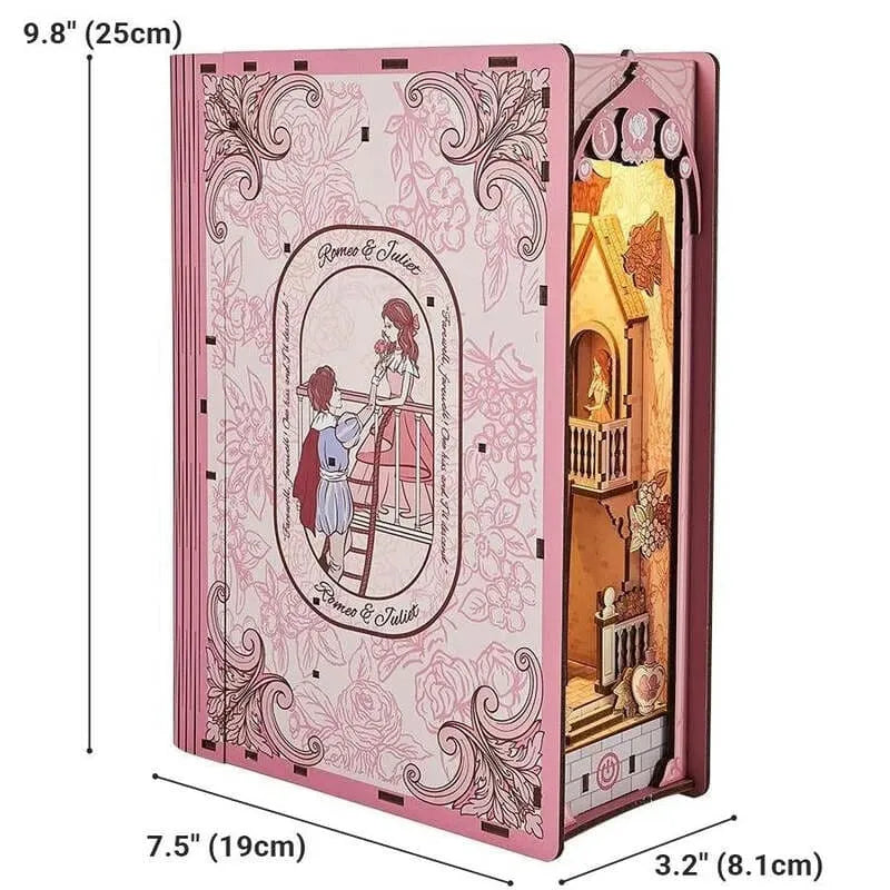 Booknook - Romeo and Juliet, un kit créatif pour construire un diorama miniature. Parfait pour décorer une bibliothèque ou comme cadeau original pour un amoureux des livres. Par Nookette.