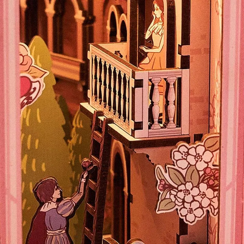 Booknook - Romeo and Juliet, un kit créatif pour construire un diorama miniature. Parfait pour décorer une bibliothèque ou comme cadeau original pour un amoureux des livres. Par Nookette.