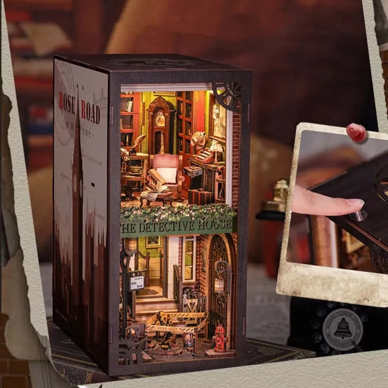 Book Nook | Rose Detective Agency, un kit créatif pour construire un diorama miniature. Parfait pour décorer une bibliothèque ou comme cadeau original pour un amoureux des livres. Par Nookette.
