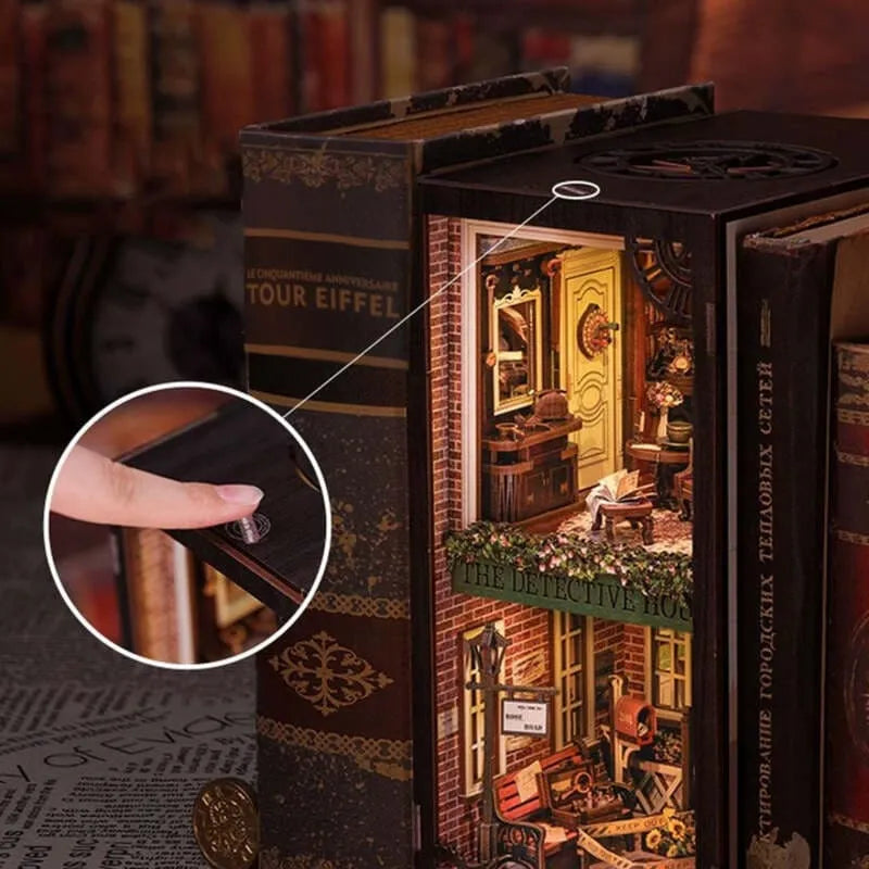 Book Nook | Rose Detective Agency, un kit créatif pour construire un diorama miniature. Parfait pour décorer une bibliothèque ou comme cadeau original pour un amoureux des livres. Par Nookette.