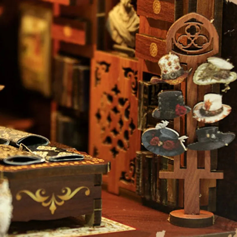 Book Nook - Royal Seamer, un kit créatif pour construire un diorama miniature. Parfait pour décorer une bibliothèque ou comme cadeau original pour un amoureux des livres. Par Nookette.