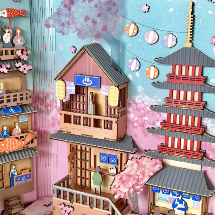 Book Nook - Sakura Bazaar, un kit créatif pour construire un diorama miniature. Parfait pour décorer une bibliothèque ou comme cadeau original pour un amoureux des livres. Par Nookette.
