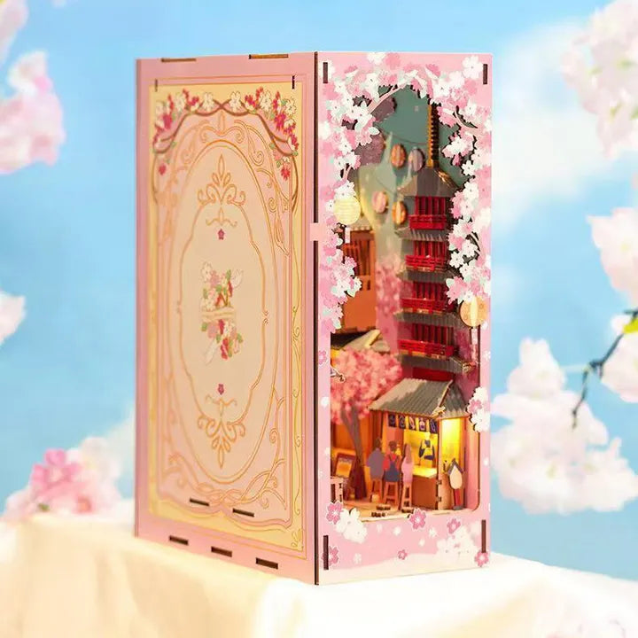 Book Nook - Sakura Bazaar, un kit créatif pour construire un diorama miniature. Parfait pour décorer une bibliothèque ou comme cadeau original pour un amoureux des livres. Par Nookette.