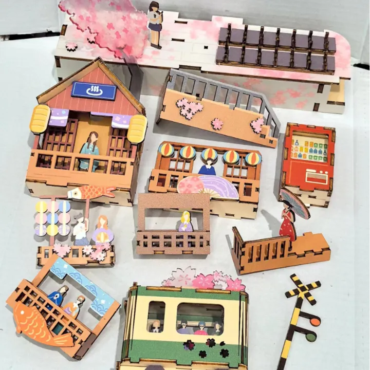Book Nook - Sakura Bazaar, un kit créatif pour construire un diorama miniature. Parfait pour décorer une bibliothèque ou comme cadeau original pour un amoureux des livres. Par Nookette.