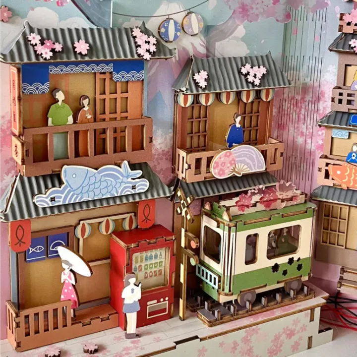 Book Nook - Sakura Bazaar, un kit créatif pour construire un diorama miniature. Parfait pour décorer une bibliothèque ou comme cadeau original pour un amoureux des livres. Par Nookette.