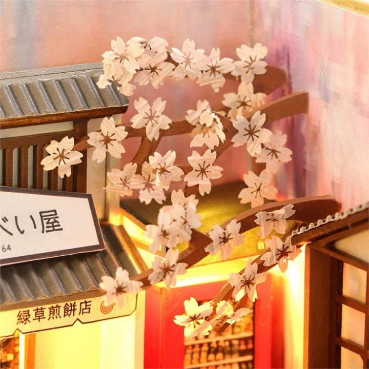 Book Nook - Sakura Holiday, un kit créatif pour construire un diorama miniature. Parfait pour décorer une bibliothèque ou comme cadeau original pour un amoureux des livres. Par Nookette.