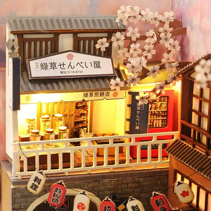 Book Nook - Sakura Holiday, un kit créatif pour construire un diorama miniature. Parfait pour décorer une bibliothèque ou comme cadeau original pour un amoureux des livres. Par Nookette.
