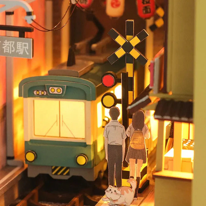 Book Nook - Sakura Holiday, un kit créatif pour construire un diorama miniature. Parfait pour décorer une bibliothèque ou comme cadeau original pour un amoureux des livres. Par Nookette.