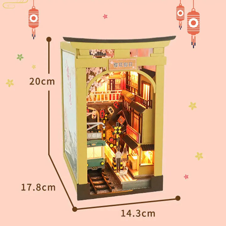 Book Nook - Sakura Holiday, un kit créatif pour construire un diorama miniature. Parfait pour décorer une bibliothèque ou comme cadeau original pour un amoureux des livres. Par Nookette.