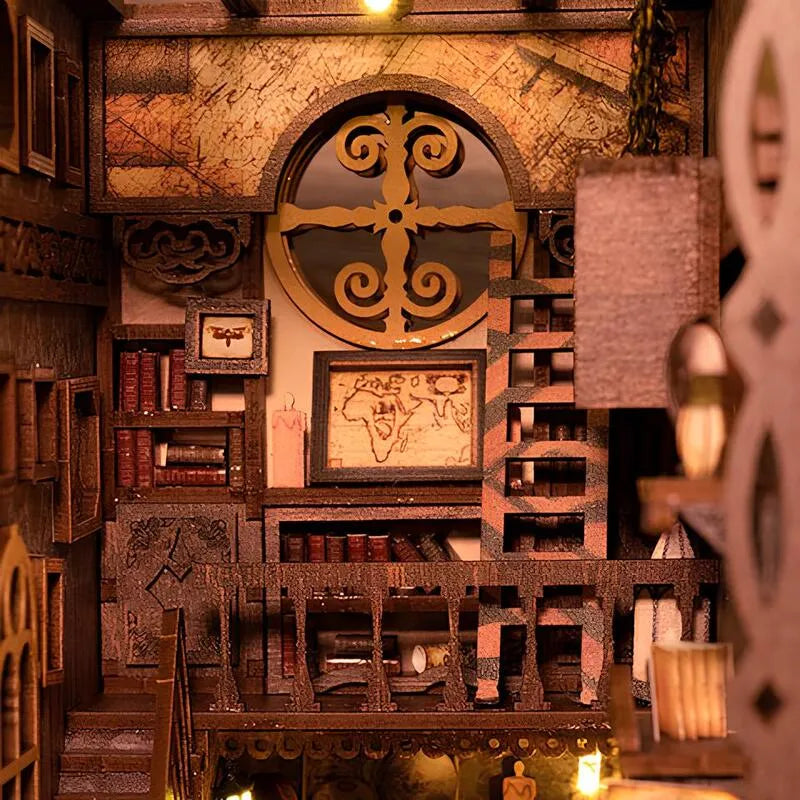 Book Nook - Scholar’s Dream, un kit créatif pour construire un diorama miniature. Parfait pour décorer une bibliothèque ou comme cadeau original pour un amoureux des livres. Par Nookette.