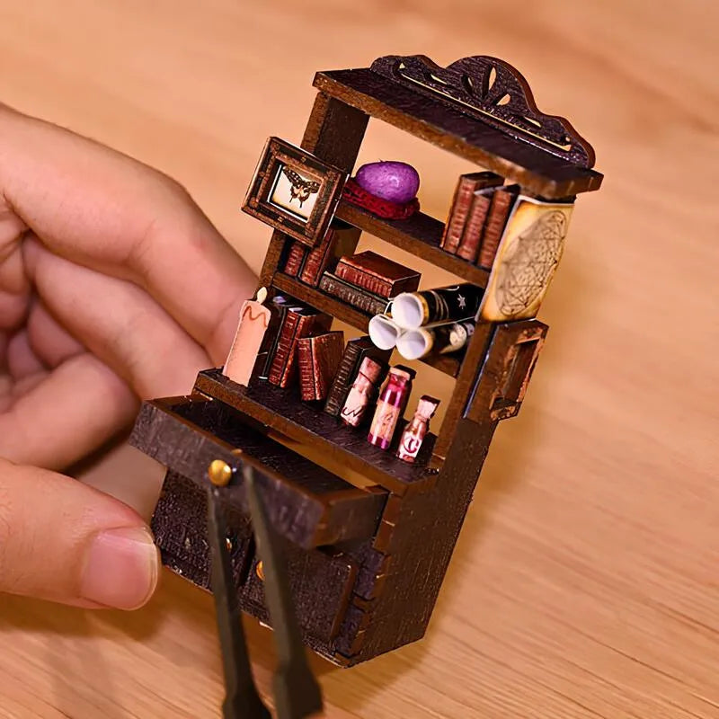 Book Nook - Scholar’s Dream, un kit créatif pour construire un diorama miniature. Parfait pour décorer une bibliothèque ou comme cadeau original pour un amoureux des livres. Par Nookette.