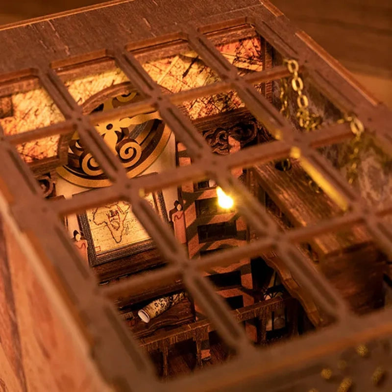 Book Nook - Scholar’s Dream, un kit créatif pour construire un diorama miniature. Parfait pour décorer une bibliothèque ou comme cadeau original pour un amoureux des livres. Par Nookette.