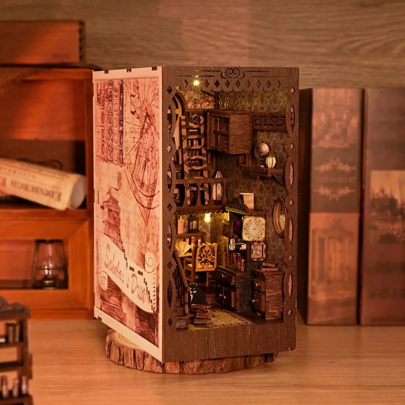 Book Nook - Scholar’s Dream, un kit créatif pour construire un diorama miniature. Parfait pour décorer une bibliothèque ou comme cadeau original pour un amoureux des livres. Par Nookette.
