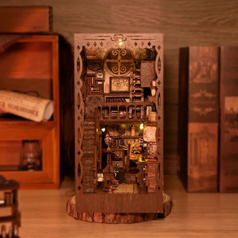 Book Nook - Scholar’s Dream, un kit créatif pour construire un diorama miniature. Parfait pour décorer une bibliothèque ou comme cadeau original pour un amoureux des livres. Par Nookette.