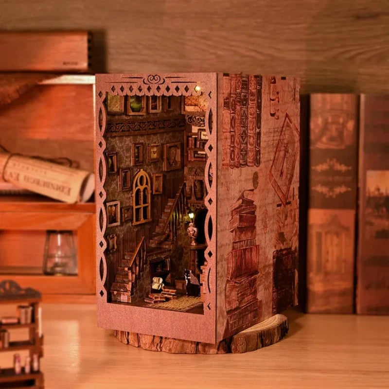 Book Nook - Scholar’s Dream, un kit créatif pour construire un diorama miniature. Parfait pour décorer une bibliothèque ou comme cadeau original pour un amoureux des livres. Par Nookette.