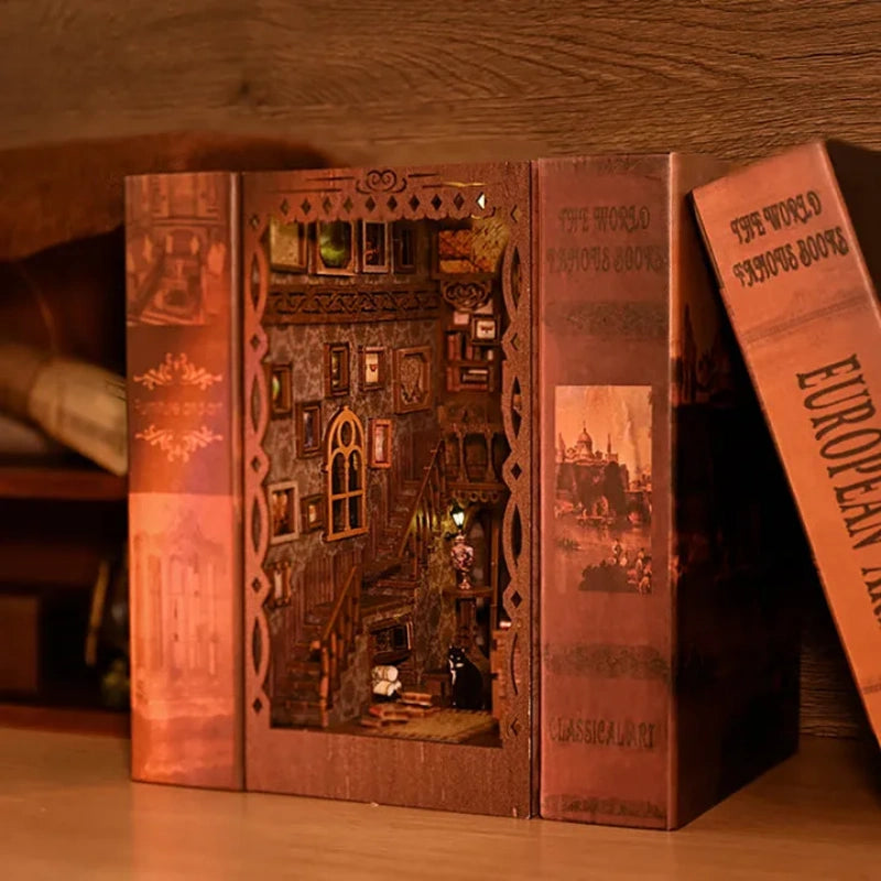 Book Nook - Scholar’s Dream, un kit créatif pour construire un diorama miniature. Parfait pour décorer une bibliothèque ou comme cadeau original pour un amoureux des livres. Par Nookette.