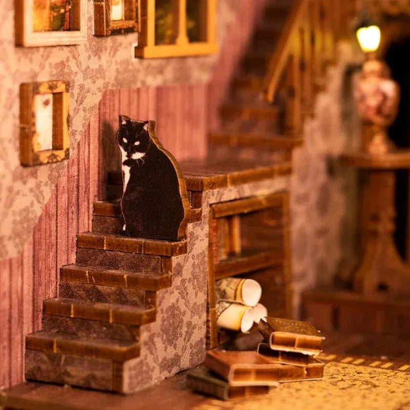 Book Nook - Scholar’s Dream, un kit créatif pour construire un diorama miniature. Parfait pour décorer une bibliothèque ou comme cadeau original pour un amoureux des livres. Par Nookette.