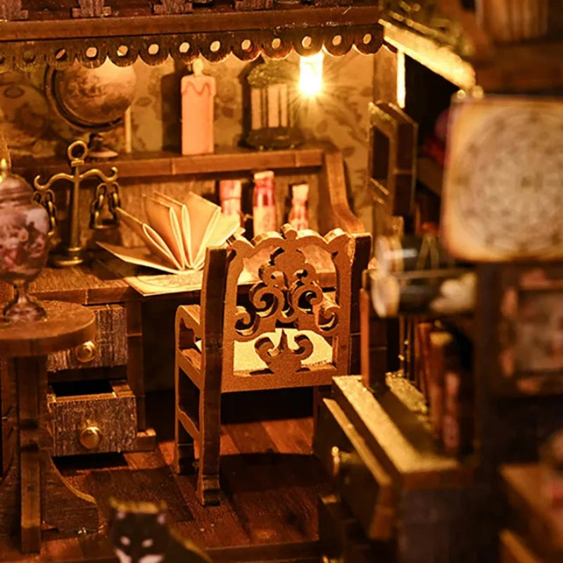 Book Nook - Scholar’s Dream, un kit créatif pour construire un diorama miniature. Parfait pour décorer une bibliothèque ou comme cadeau original pour un amoureux des livres. Par Nookette.